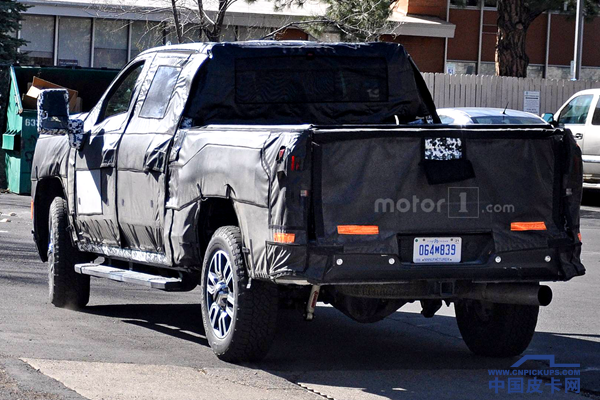 格栅更大车身更轻 GMC Sierra 2500谍照曝光