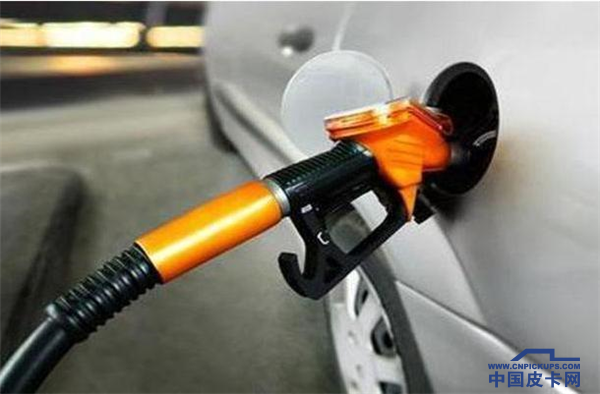 国内油价迎来年内最大变动 加满一箱油便宜28元！