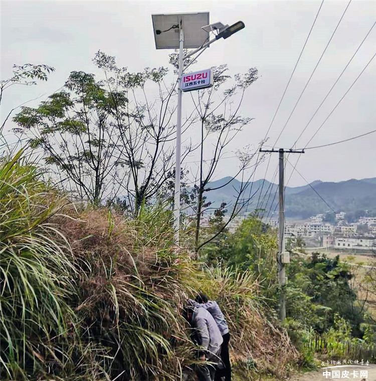 亮化乡村 “点亮计划”第一批太阳能路灯已立杆