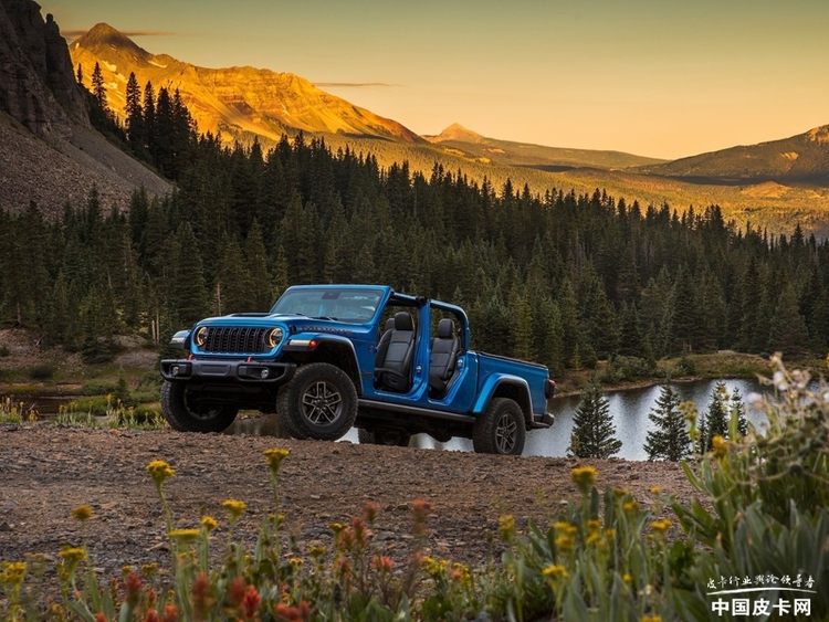 美式大V8 Jeep角斗士皮卡放弃插混坚守排量为王